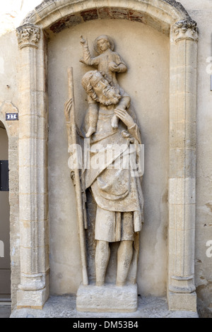 Mittelalterliche Carving, Statue des Heiligen Christophorus (c 14.), Schutzpatron der Reisenden, das Jesuskind oder Kind auf den Schultern Boulbon Provence Frankreich Stockfoto