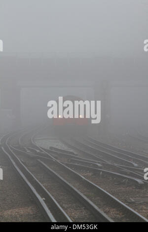 London UK. 11. 11. Dezember 2013. Dichter Nebel verursacht gefährliche Fahrbedingungen und Reisen Störungen mit vielen Flugstreichungen in London Stadtflughäfen Credit: Amer Ghazzal/Alamy Live-Nachrichten Stockfoto