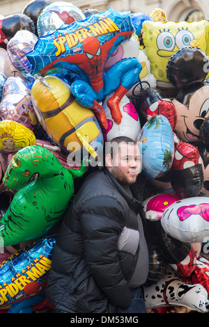 Straßenverkäufer verkaufen Cartoon Charakter Luftballons, Birmingham, UK Stockfoto