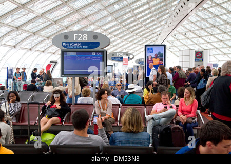 Reisende in einem Wartezimmer bei Charles de Gaulle Airport, Paris, Frankreich. Stockfoto
