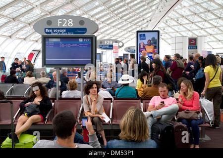 Reisende in einem Wartezimmer bei Charles de Gaulle Airport, Paris, Frankreich. Stockfoto