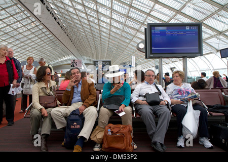 Reisende in einem Wartezimmer bei Charles de Gaulle Airport, Paris, Frankreich. Stockfoto