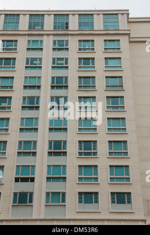 Blickte zu Windows auf einem Gebäude in Singapur. Stockfoto