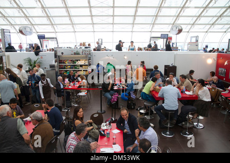 Reisende in einem Wartezimmer bei Charles de Gaulle Airport, Paris, Frankreich. Stockfoto
