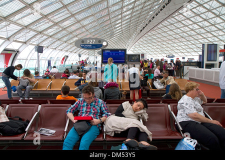 Reisende in einem Wartezimmer bei Charles de Gaulle Airport, Paris, Frankreich. Stockfoto