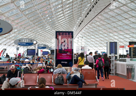 Reisende in einem Wartezimmer bei Charles de Gaulle Airport, Paris, Frankreich. Stockfoto
