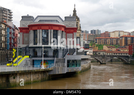 Exterieur der Mercado De La Ribera entlang dem Fluss Nervion in Bilbao, Vizcaya, Spanien. Stockfoto