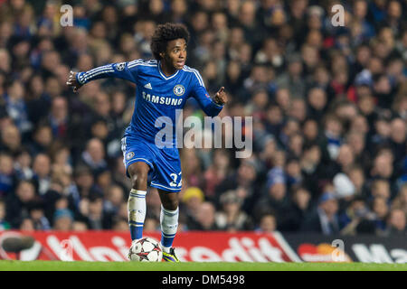 London, UK. 11. Dezember 2013. Chelsea ist WILLIAN während des Champions League-Gruppe E-Spiels zwischen Chelsea und Steaua Bukarest von Stamford Bridge. Bildnachweis: Aktion Plus Sport/Alamy Live-Nachrichten Stockfoto