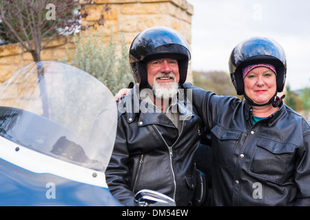 Porträt von zwei ältere Motorradfahrer tragen Helme und schwarzem Leder-Outfit beim Blick in die Kamera. Stockfoto