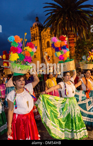 Junge Frauen gekleidet in Trachten-Parade in einem Comparsas im Laufe des Tages von den Dead Festival in Oaxaca, Mexiko. Stockfoto