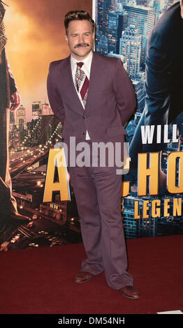 London, UK, 11. Dezember 2013 Olly Murs besucht premiere für Anchorman: The Legend Continues, Fortsetzung Komödie nach San Diego Lieblings Nachrichtensprecher Ron Burgundy Vue West End, Leicester Square, London Foto: MRP/Alamy Live News Stockfoto