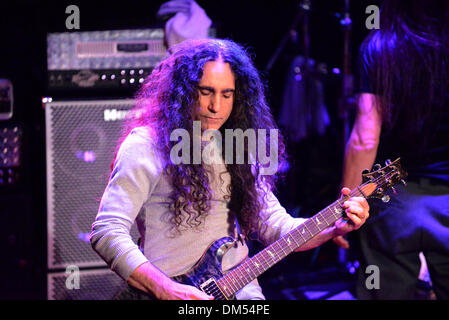 West Hollywood, Kalifornien, USA. 11. Dezember 2013. Musiker-JIM MATHEOS Gründungsmitglied von Fates Warning auf der Bühne das Whisky A Go Go, West Hollywood, Kalifornien, USA, 10. Dezember 2013. Bild Cr Scott Mitchell/ZUMA Press Kredit Kredit: Scott Mitchell/ZUMAPRESS.com/Alamy Live News Stockfoto