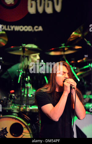 West Hollywood, Kalifornien, USA. 11. Dezember 2013. Musiker - RAY ALDER Leaad Vocals für Fates Warning auf der Bühne der Whisky A Go Go, West Hollywood, Kalifornien, USA, 10. Dezember 2013. Bild Cr Scott Mitchell/ZUMA Press Kredit Kredit: Scott Mitchell/ZUMAPRESS.com/Alamy Live News Stockfoto