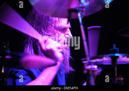 West Hollywood, Kalifornien, USA. 11. Dezember 2013. Musiker-BOBBY JARZOMBEK Schlagzeuger Fates Warning auf der Bühne das Whisky A Go Go, West Hollywood, Kalifornien, USA, 10. Dezember 2013. Bild Cr Scott Mitchell/ZUMA Press Kredit Kredit: Scott Mitchell/ZUMAPRESS.com/Alamy Live News Stockfoto