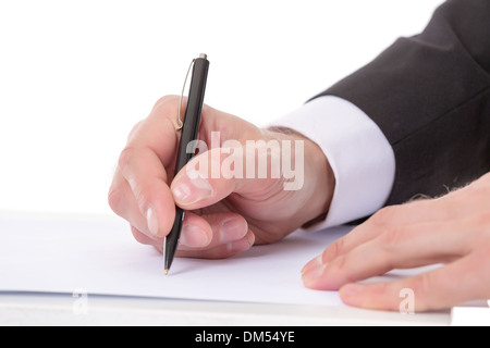Nahaufnahme von den Händen eines Geschäftsmannes Notizen über ein leeres Blatt Papier einen Stift halten, als er bereitet zu schreiben begonnen