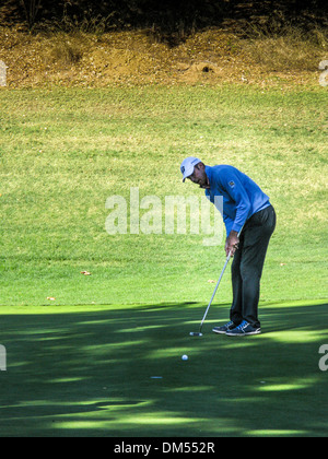 Matt Kuchar setzen auf das erste Loch am Mittwoch bei der nordwestlichen gegenseitige World Challenge mit Tiger Woods Stockfoto