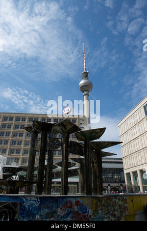 Brunnen der Völkerfreundschaft Brunnen mit C & A-Store und den Fernsehturm (TV Tower), Berlin, Deutschland Stockfoto