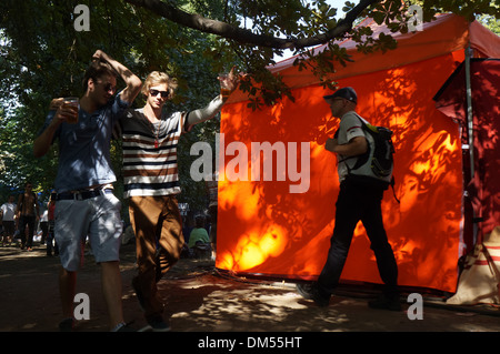 Zwei junge Männer, die Teilnahme an Prag Gay Pride Parade. Stockfoto