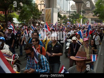 Der Massenprotest Marsch durch Völker demokratische Reform Committee (Separatistischen) zum Government House, auf der Sukhumvit Road, Bangkok, Thailand Stockfoto