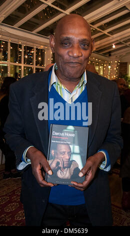 London, UK. 11. Dezember 2013. DARCUS Howe besucht die Buchvorstellung seiner politischen Biographie "Darcus Howe: A Political Biography" Autoren, Robin Bunce und Paul Field. Bildnachweis: Mamusu Kallon/Alamy Live-Nachrichten Stockfoto