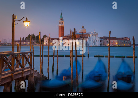 Am frühen Morgen Blick auf wippenden Gondeln mit San Giorgio Maggiore über Venedig Veneto Italien Stockfoto