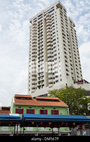 Ein Hochhaus kontrastiert mit älteren Gebäuden, wie an Bord eines Bootes auf dem Singapore River aus gesehen. Stockfoto