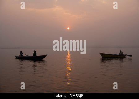 Sonnenaufgang über dem Fluss Ganges, Varanasi, Indien Stockfoto