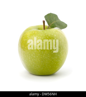 Süßer Grüner Apfel mit Blatt isoliert auf weißem Hintergrund Stockfoto