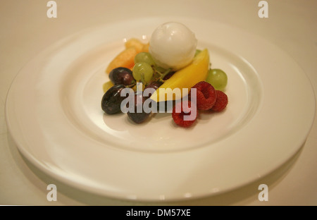 Obst und Eis Dessert Stockfoto