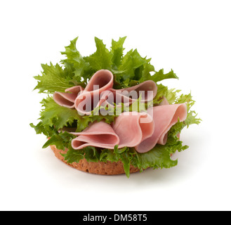 gesunde Sandwich mit Salat und geräucherter Schinken isoliert auf weißem Hintergrund Stockfoto