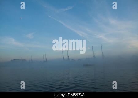 London, UK. 11. Dezember 2013. Dichter Nebel in East London begonnen, am Nachmittag zu heben. Bildnachweis: Vitor Da Silva/Alamy Live-Nachrichten Stockfoto