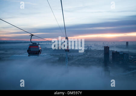 London, UK. 11. Dezember 2013. Dichter Nebel in East London begonnen, am Nachmittag zu heben. Bildnachweis: Vitor Da Silva/Alamy Live-Nachrichten Stockfoto