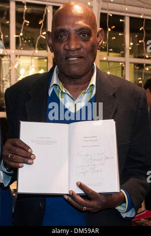 London, UK. 11. Dezember 2013. DARCUS Howe besucht die Buchvorstellung seiner politischen Biographie "Darcus Howe: A Political Biography" Autoren, Robin Bunce und Paul Field. Bildnachweis: Mamusu Kallon/Alamy Live-Nachrichten Stockfoto