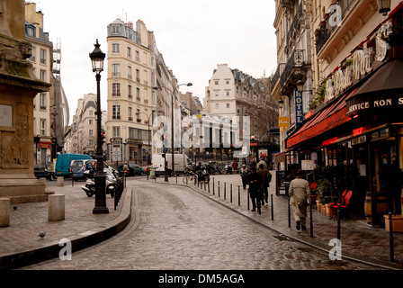 Mit Blick auf den Boulevard de Bonne Nouvelle von Porte Saint-Denis, Paris Frankreich Stockfoto