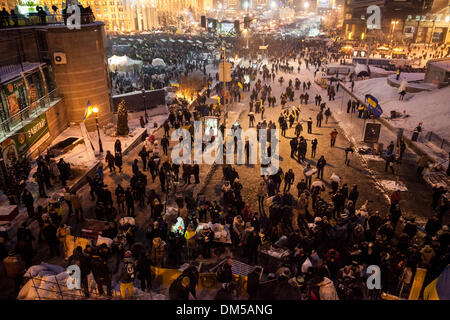 Kiew, Ukraine. 11. Dezember 2013 wurden Tausende von Menschen auf die Straße in der ukrainischen Hauptstadt Kiew, Suche nach dem Rücktritt der Regierung für die Ablehnung einen deal auf engere Beziehungen mit der Europäischen Union. Schoene regierungsfeindliche Proteste in Kiew Hauptplatz. Bildnachweis: Vasyl Molchan/Alamy Live-Nachrichten Stockfoto