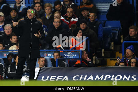 (131212) - LONDON, 12. Dezember 2013 (Xinhua)--Jose Mourinho, Manager von Chelsea, ist während der UEFA Champions League-Gruppe E-Partie zwischen Chelsea und FC Steaua Bukarest bei Stamford Bridge Stadium in London, Großbritannien, am 11. Dezember 2013 einen Laserpointer geblendet. Chelsea gewann 1: 0. (Xinhua/Wang Lili) Stockfoto