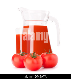 Tomaten Gemüsesaft in Glaskanne isoliert auf weißem Hintergrund Ausschnitt Stockfoto