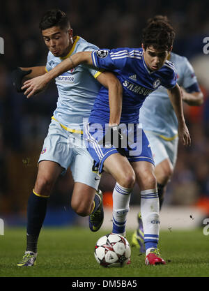 (131212) - LONDON, 12. Dezember 2013 (Xinhua)--Oscar (R) von Chelsea wetteifert mit Gabriel Iancu von FC Steaua Bukarest während der UEFA Champions League-Gruppe E-Partie zwischen Chelsea und FC Steaua Bukarest bei Stamford Bridge Stadium in London, Großbritannien, am 11. Dezember 2013. Chelsea gewann 1: 0. (Xinhua/Wang Lili) Stockfoto