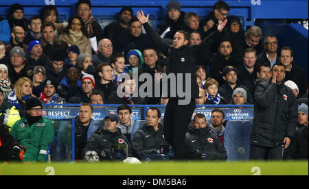 (131212) - LONDON, 12. Dezember 2013 (Xinhua)--Laurentiu Reghecampf, Cheftrainer des FC Steaua Bukarest, Gesten während der UEFA Champions League-Gruppe E-Partie zwischen Chelsea und FC Steaua Bukarest bei Stamford Bridge Stadium in London, Großbritannien, am 11. Dezember 2013. FC Steaua Bukarest verliert 0: 1. (Xinhua/Wang Lili) Stockfoto