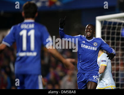 (131212) - LONDON, 12. Dezember 2013 (Xinhua)--Demba Ba (R) von Chelsea feiert scoring während der UEFA Champions League-Gruppe E-Partie zwischen Chelsea und FC Steaua Bukarest bei Stamford Bridge Stadium in London, Großbritannien, am 11. Dezember 2013. Chelsea gewann 1: 0. (Xinhua/Wang Lili) Stockfoto