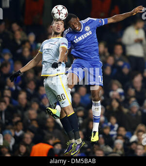 (131212) - LONDON, 12. Dezember 2013 (Xinhua)--John Obi Mikel (R) von Chelsea wetteifert mit Gabriel Iancu von FC Steaua Bukarest während der UEFA Champions League-Gruppe E-Partie zwischen Chelsea und FC Steaua Bukarest bei Stamford Bridge Stadium in London, Großbritannien, am 11. Dezember 2013. Chelsea gewann 1: 0. (Xinhua/Wang Lili) Stockfoto