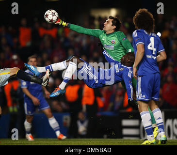 (131212) - LONDON, 12. Dezember 2013 (Xinhua)--Demba Ba (unten) von Chelsea wetteifert mit Ciprian Tatarusanu (oben), Torwart des FC Steaua Bukarest, während der UEFA Champions League-Gruppe E-Partie zwischen Chelsea und FC Steaua Bukarest bei Stamford Bridge Stadium in London, Großbritannien, am 11. Dezember 2013. Chelsea gewann 1: 0. (Xinhua/Wang Lili) Stockfoto