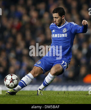 (131212) - LONDON, 12. Dezember 2013 (Xinhua)--Eden Hazard von Chelsea geht der Ball während des Spiels der UEFA Champions League-Gruppe E zwischen Chelsea und FC Steaua Bukarest bei Stamford Bridge Stadium in London, Großbritannien, am 11. Dezember 2013. Chelsea gewann 1: 0. (Xinhua/Wang Lili) Stockfoto