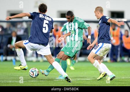 (131212)--AGADIR, 12. Dezember 2013 (Xinhua)--Raja Casablanca Mouhssine Iajour (C) wetteifert um den Ball während des FIFA Club World Cup-Spiels zwischen Raja Casablanca und Auckland City in der marokkanischen Küste Stadt Agadir, am 11. Dezember 2013. Raja Casablanca gewann 2: 1. (Xinhua/Guo Yong) Stockfoto