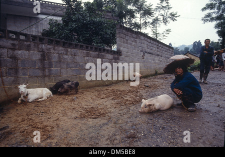 Ein Bauer verkauft Tier auf einem Markt in der Provinz Hunan, China Stockfoto