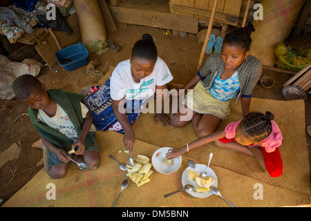 Eine Familie isst eine Mahlzeit in Fenerive Est Bezirk, Madagaskar. Stockfoto