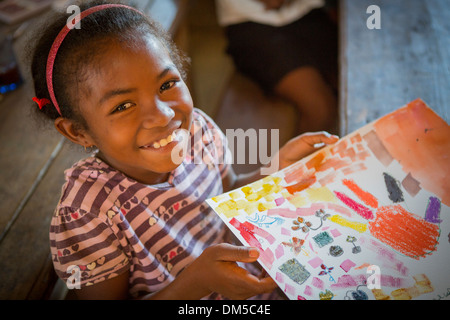 Ein Kind im Kunstunterricht in Vatomandry Bezirk, Madagaskar. Stockfoto