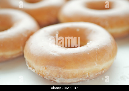 Schlichte glasierte Donuts auf weißem Hintergrund Stockfoto