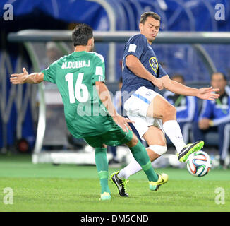 (131212)--AGADIR, 12. Dezember 2013 (Xinhua)--Raja Casablanca Mohamed Oulhaj (L) wetteifert mit Auckland City Adam Dickinson während der FIFA Club World Cup-Partie zwischen Raja Casablanca und Auckland City in der marokkanischen Küste Agadir am 11. Dezember 2013. Raja Casablanca gewann 2: 1. (Xinhua/Guo Yong) Stockfoto