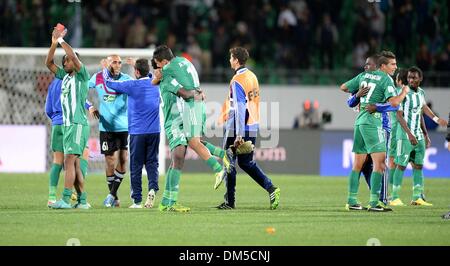 (131212)--AGADIR, 12. Dezember 2013 (Xinhua)--Raja Casablanca Spieler feiern Sieg nach dem Gewinn der FIFA Club World Cup-Partie zwischen Raja Casablanca und Auckland City in der marokkanischen Küste Stadt Agadir, am 11. Dezember 2013. Raja Casablanca gewann 2: 1. (Xinhua/Guo Yong) Stockfoto